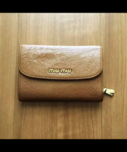 miumiuブラウンの折りたたみ財布の画像