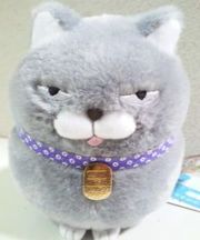 目つきの悪い灰色の猫のキーホルダーの画像