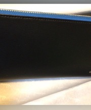 黒でチャックの部分が水色の画像