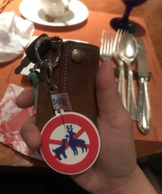 茶色い皮のキーケースと鍵の画像