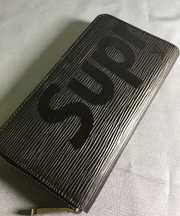 黒の長財布（Louis BuittonとSupremeのコラボ）の画像