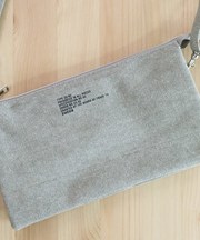 灰色のバッグの画像