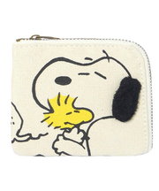 ファスナー付きのスヌーピーのパスケースの画像