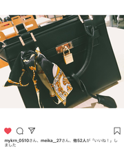 黒い革製品のスカーフ付きのバッグの画像