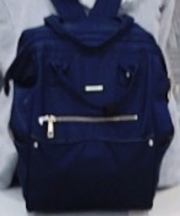 紺色のリュックの画像