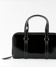 エナメル素材の取っ手財布です。の画像