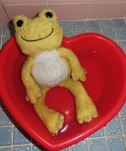 黄色いカエルのぬいぐるみ（ピクルス）の画像