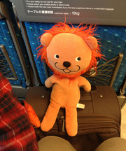 赤いライオンのぬいぐるみ。全長の画像