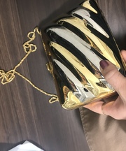 ゴールドのポシェットの画像