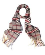 グレーと赤色のチェックのマフラーの画像