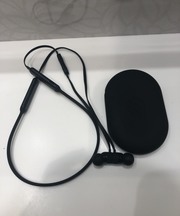 beats黒いシリコンケースに入った黒いイヤホンの画像