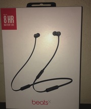 beatsＸの黒色ワイヤレスイヤホンの画像