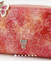 ピンク色のコンパクトな財布の画像