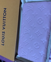 ルイヴィトンの革製ピンクの長財布の画像