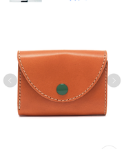 茶色の革の三つ折り財布の画像