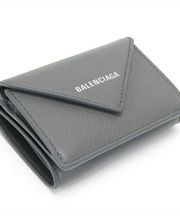 手のひらサイズのグレーのバレンシアガの財布の画像