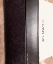 黒い革製の長財布の画像