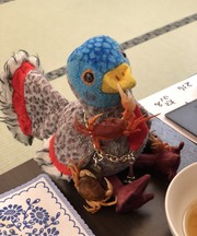 カラフルな鳥のぬいぐるみの画像