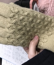 ベージュの手袋片方（右手）毛糸製 編み込み模様の画像