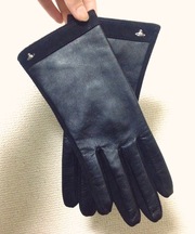 黒いレザーの手袋(ヴィヴィアンウエストウッド)の画像