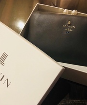 ランバンの二つ折り財布の画像