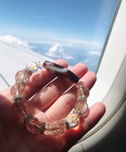 ゴールドのブレスレットの画像