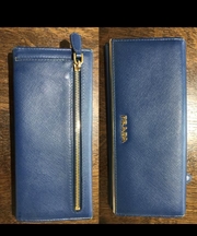PRADAの紺色の財布の画像