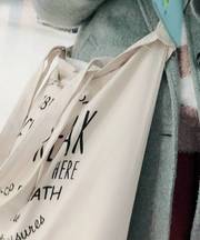 布製の白いカバンの画像