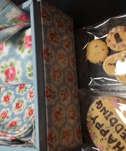 キャスキッドソンの水色ポーチ(赤い小花柄)の画像