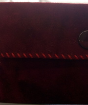 小さな袋に入ったピアスの画像