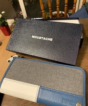 灰と青と白色の長財布の画像