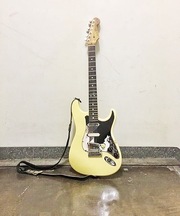 エレキギター フェンダーストラトキャスター USA 白色 (黒いケース入り)の画像