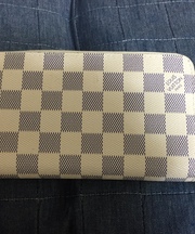 ビトンの白い長財布、保険証、免許証ありの画像