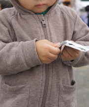 無印の子供用90サイズのベージュ（茶色寄り）のパーカー　ジッパー付の画像