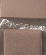 miumiuの二つ折り財布の画像