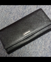 BURBERRYの黒い革製の長財布の画像