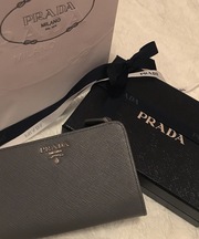 グレー色のPRADAの財布の画像