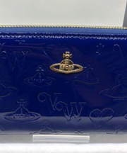 青いヴィヴィアンウエストウッドの長財布の画像