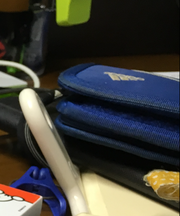 青色、二つ折りのadidasの財布の画像