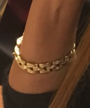 知人がブレスレットを落とした。の画像