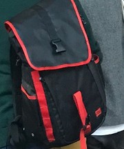 黒いリュック赤い縁取りの画像