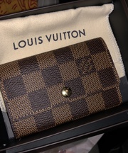 ルイヴィトンのキーケース 中には車の鍵と家の鍵の画像