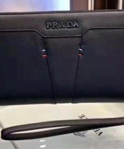 黒い紐付きPRADAの長ザイフの画像