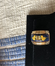 エルメスの大ぶりなゴールドのイヤリングの画像