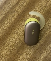 SONYの黄色いイヤホン片耳の画像