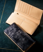 紺色の革製の長財布(ココマイスター )の画像