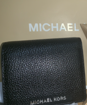 黒いマイケルコースの折りたたみ財布、沢山のカード、生徒証の画像
