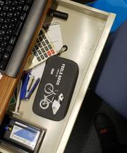 グレー色の長財布パンダが自転車乗っているの画像