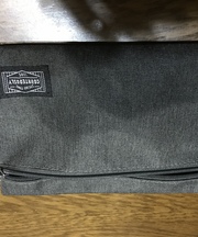 灰色のポーチの画像