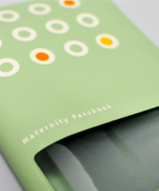 緑色のケースに入った母子手帳の画像